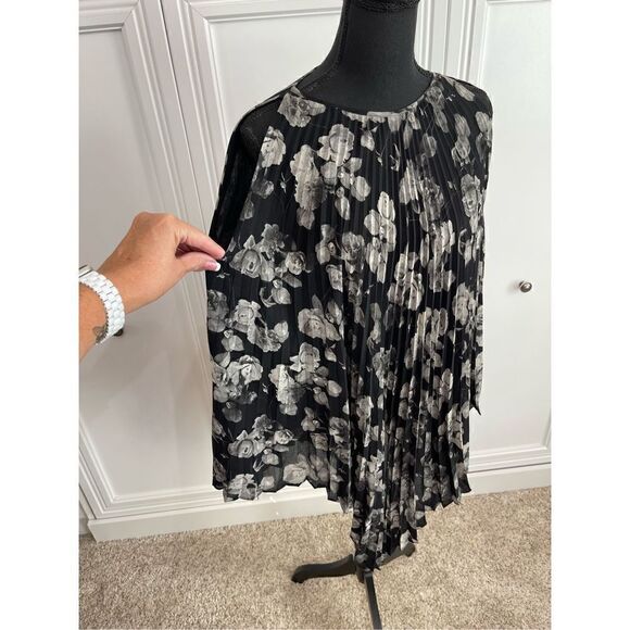 Max Studio Black & White Floral Print Asymmetrical‎ Hem Blouse Size S NWT - Picture 2 of 5